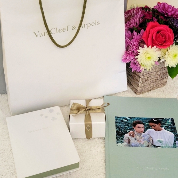 Van Cleef & Arpels Vintage Alhambra Pendant 18 - Karat Yellow Gold - Bra… - Picture 6 of 13